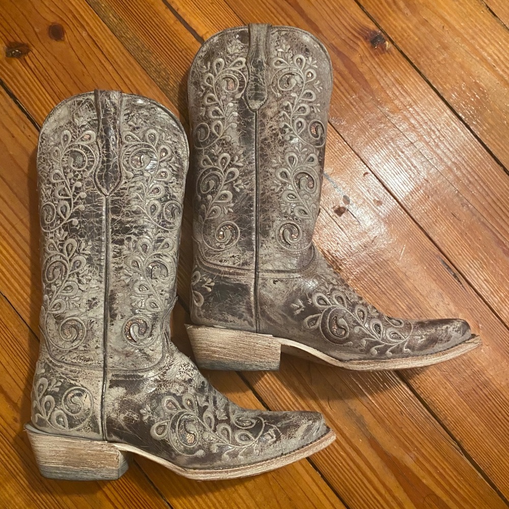 Boots - Picture 2 of 5